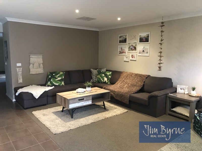 69  Donohue Street, Cranbourne East VIC 3977