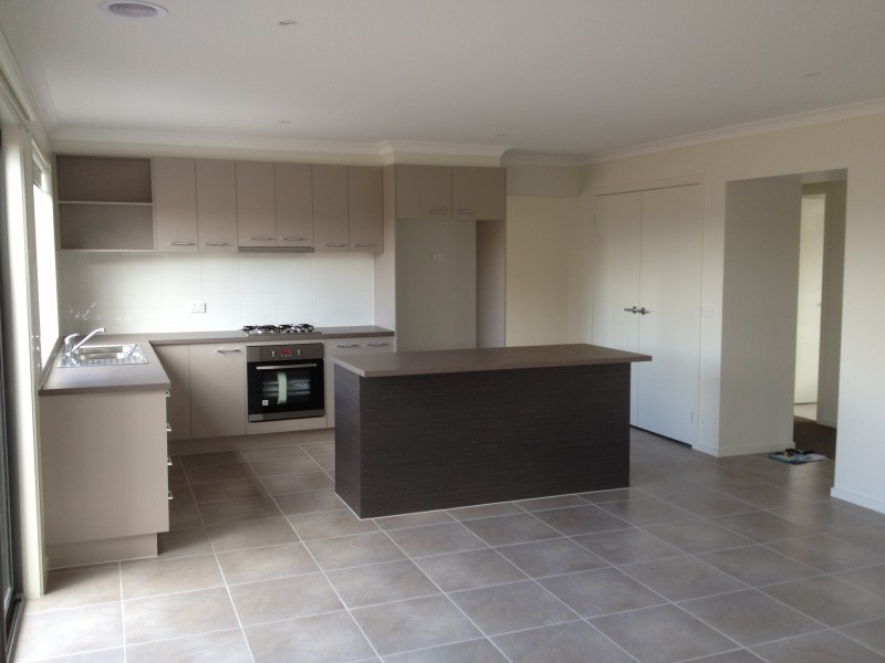 4 MAJESTIC DRIVE, Officer VIC 3809