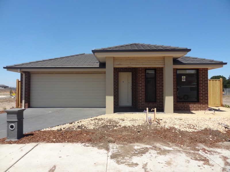 48 Royaloak Crescent, Cranbourne East VIC 3977