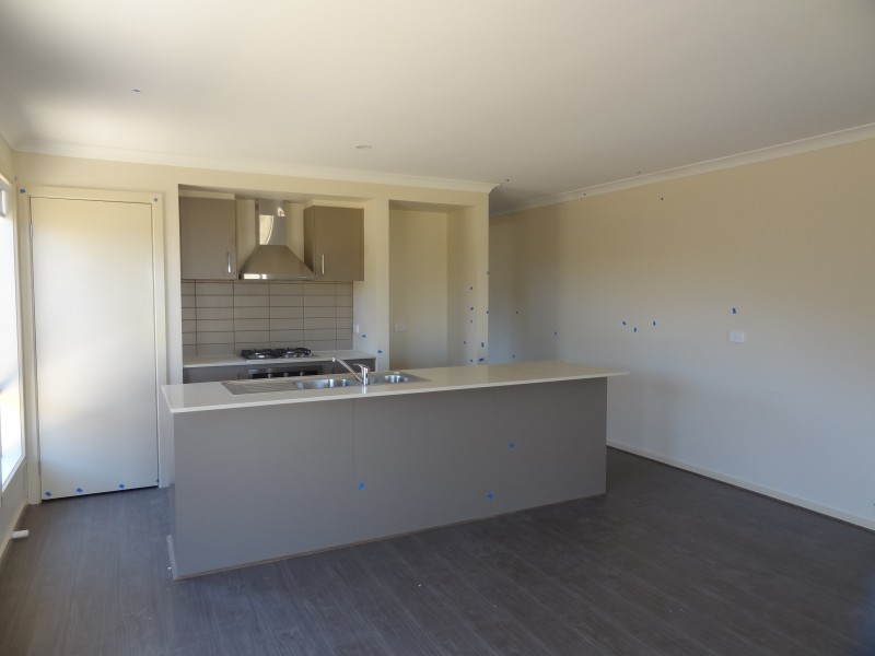 48 Royaloak Crescent, Cranbourne East VIC 3977