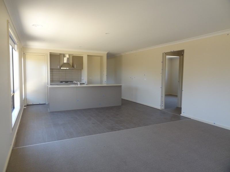 48 Royaloak Crescent, Cranbourne East VIC 3977