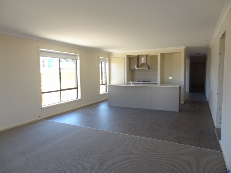 48 Royaloak Crescent, Cranbourne East VIC 3977