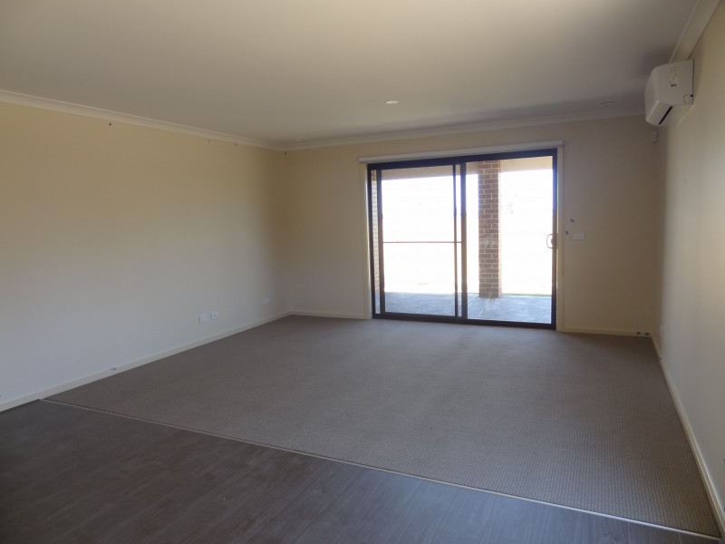 48 Royaloak Crescent, Cranbourne East VIC 3977