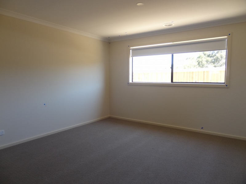 48 Royaloak Crescent, Cranbourne East VIC 3977