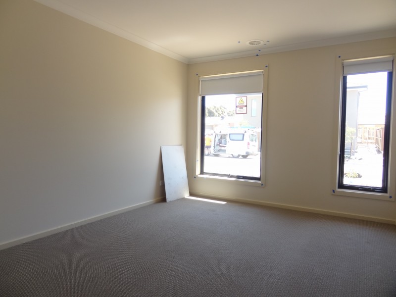 48 Royaloak Crescent, Cranbourne East VIC 3977