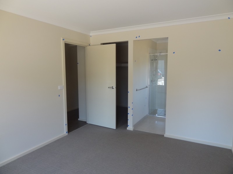 48 Royaloak Crescent, Cranbourne East VIC 3977