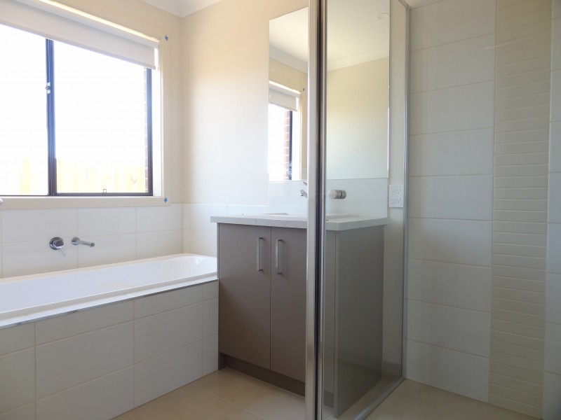 48 Royaloak Crescent, Cranbourne East VIC 3977