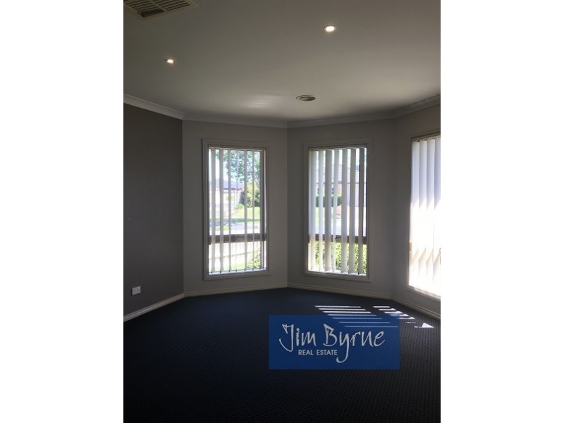 35 MEADOWLANDS WAY, Berwick VIC 3806