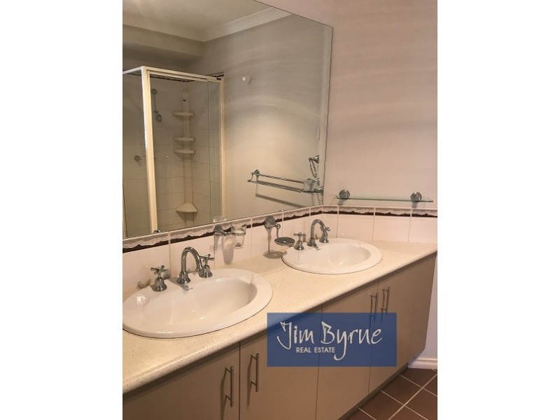 35 MEADOWLANDS WAY, Berwick VIC 3806