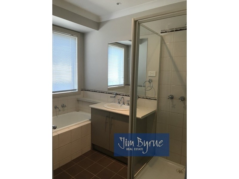 35 MEADOWLANDS WAY, Berwick VIC 3806