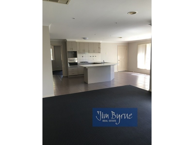 35 MEADOWLANDS WAY, Berwick VIC 3806