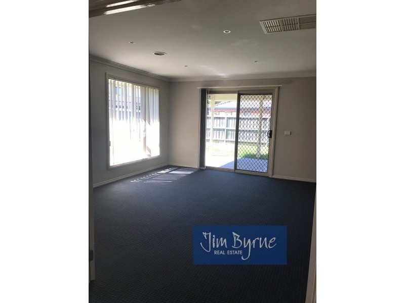 35 MEADOWLANDS WAY, Berwick VIC 3806