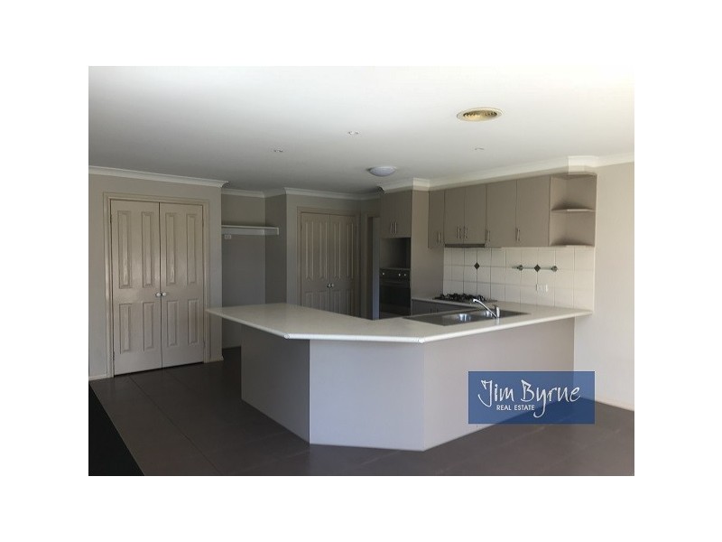 35 MEADOWLANDS WAY, Berwick VIC 3806