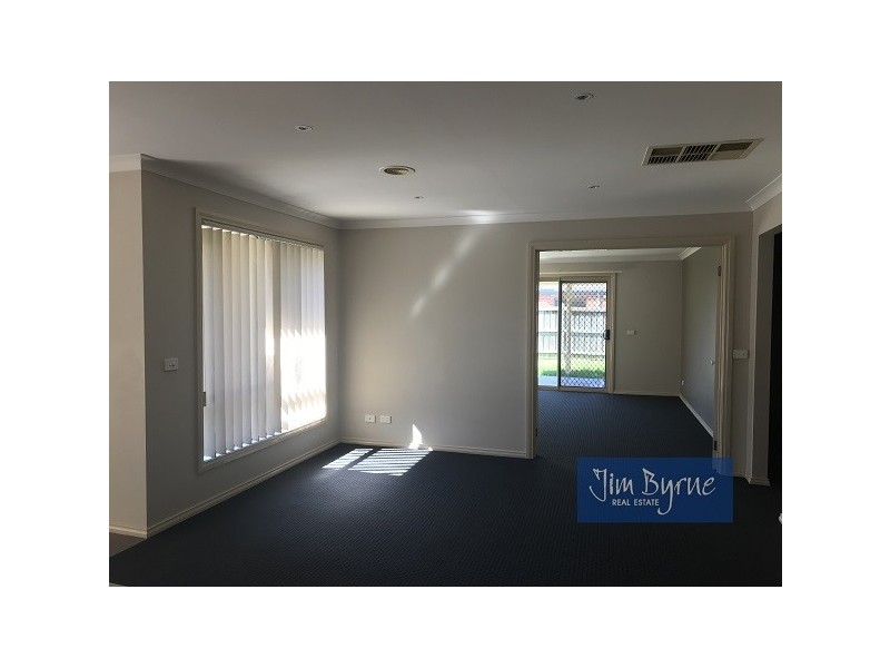 35 MEADOWLANDS WAY, Berwick VIC 3806