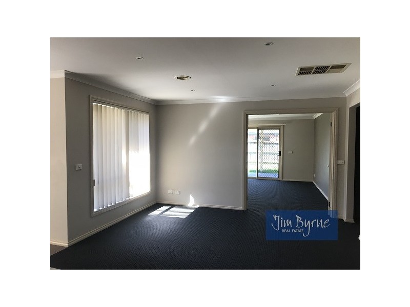 35 MEADOWLANDS WAY, Berwick VIC 3806