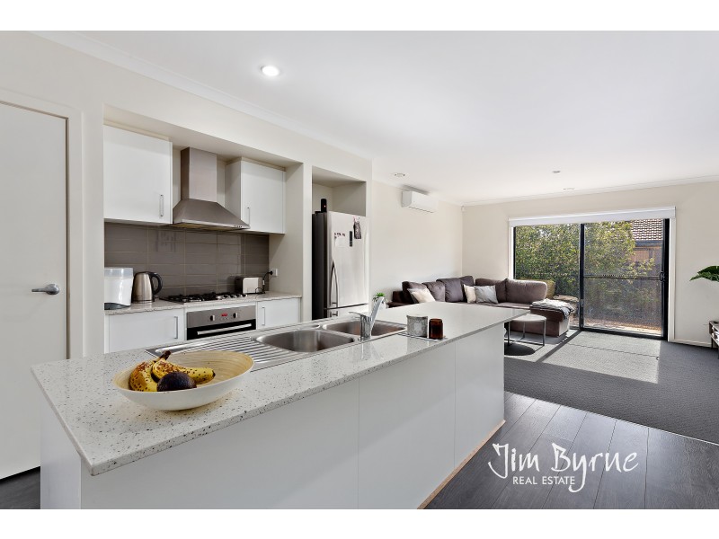 18 Connewara Crescent, Clyde North VIC 3978