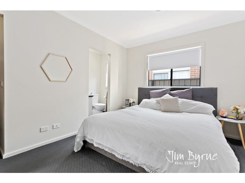 18 Connewara Crescent, Clyde North VIC 3978