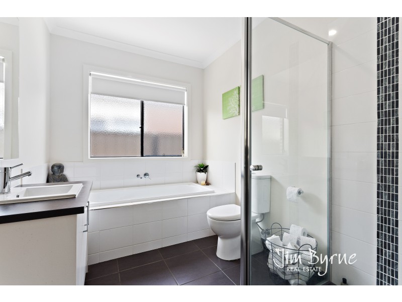 18 Connewara Crescent, Clyde North VIC 3978