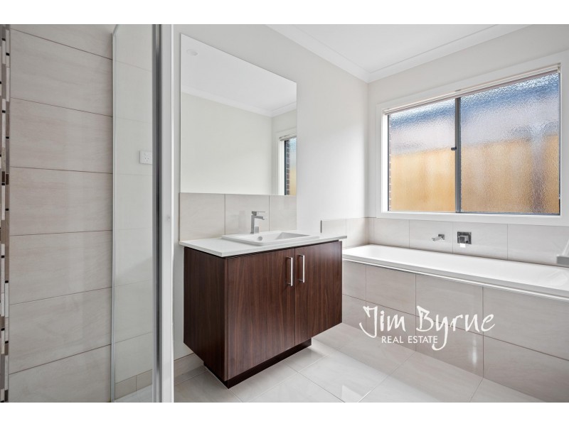 12 ALEXINE STREET, Officer VIC 3809