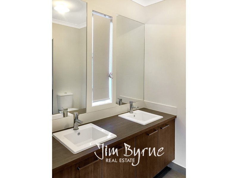 9 LANDSDOWNE AVENUE, Clyde North VIC 3978