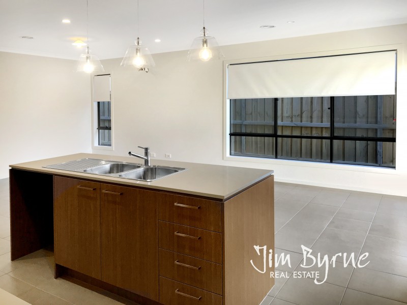 9 LANDSDOWNE AVENUE, Clyde North VIC 3978