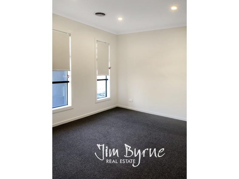 13 LANDSDOWNE AVENUE, Clyde North VIC 3978