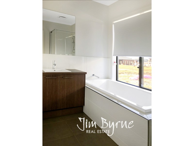 13 LANDSDOWNE AVENUE, Clyde North VIC 3978