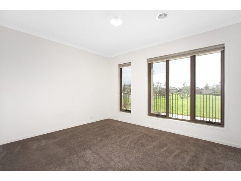 3 Hutton Way, Cranbourne East VIC 3977