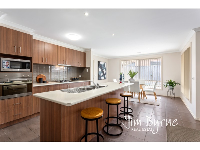 5 Armstrong Street, Cranbourne East VIC 3977