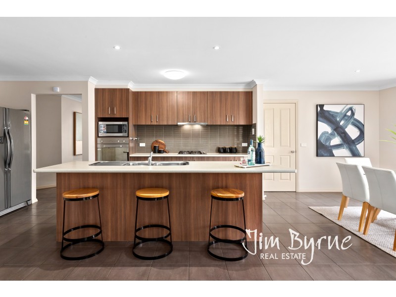 5 Armstrong Street, Cranbourne East VIC 3977