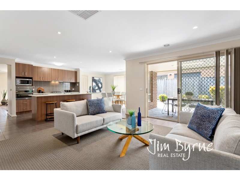 5 Armstrong Street, Cranbourne East VIC 3977