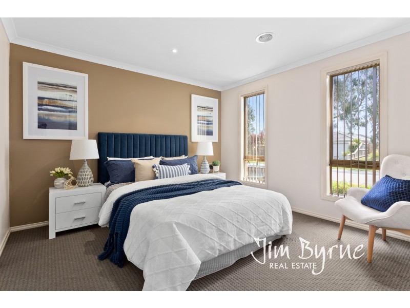 5 Armstrong Street, Cranbourne East VIC 3977