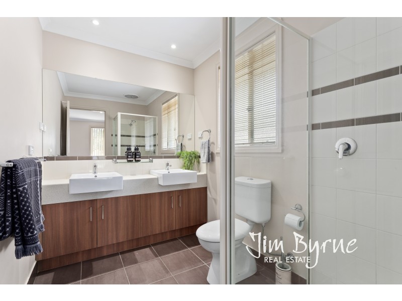 5 Armstrong Street, Cranbourne East VIC 3977