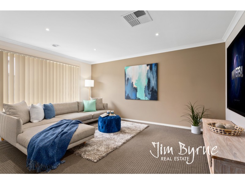 5 Armstrong Street, Cranbourne East VIC 3977