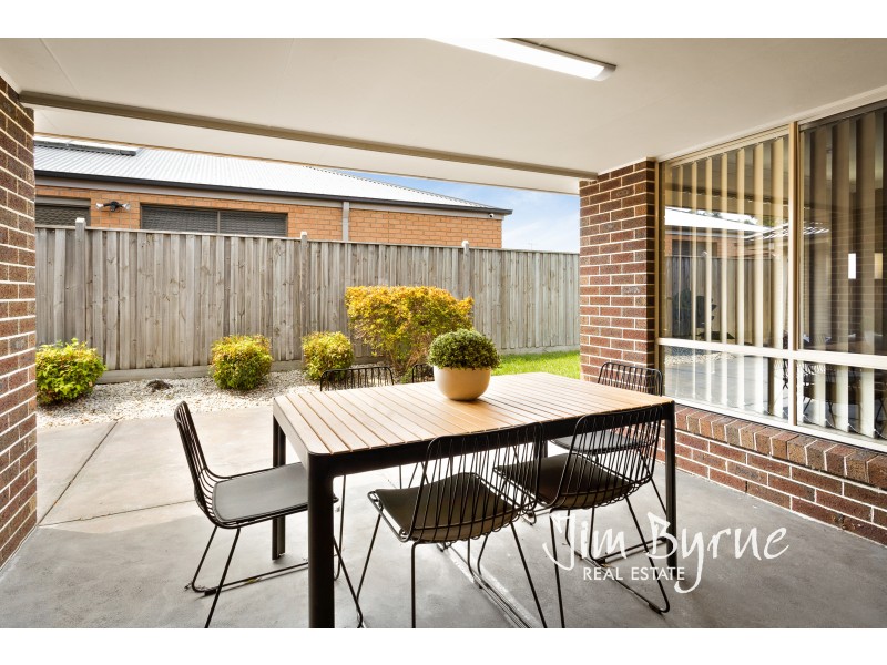 5 Armstrong Street, Cranbourne East VIC 3977