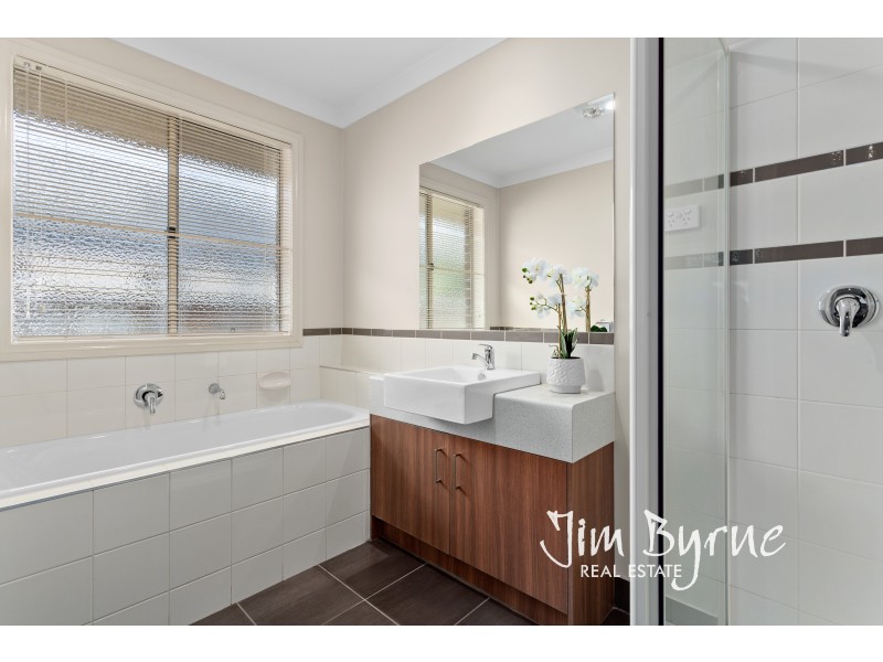 5 Armstrong Street, Cranbourne East VIC 3977