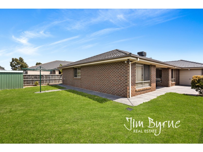 5 Armstrong Street, Cranbourne East VIC 3977