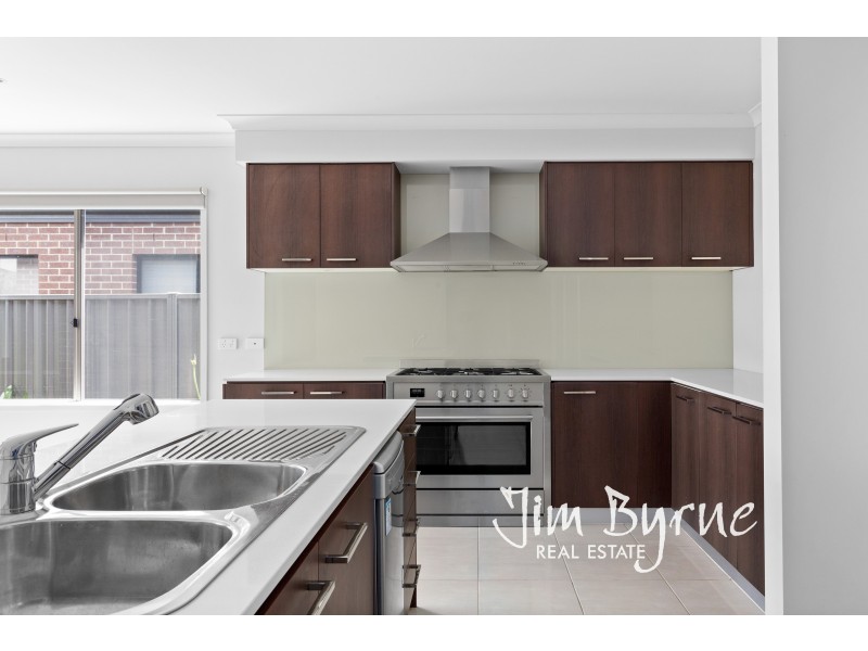 32 Bacchus Road, Cranbourne West VIC 3977