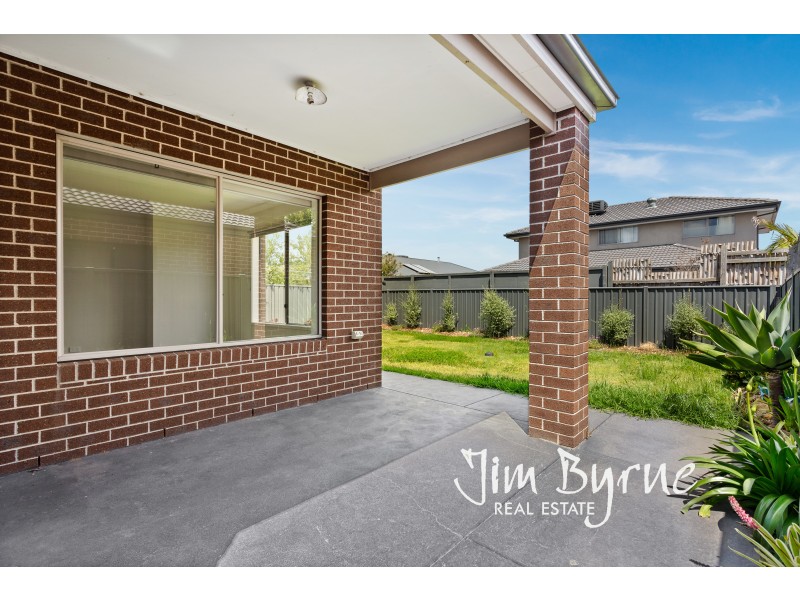 32 Bacchus Road, Cranbourne West VIC 3977