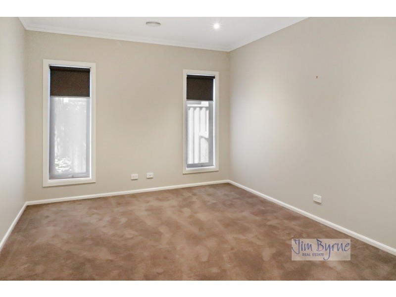 5 Mcewan Drive, Cranbourne East VIC 3977