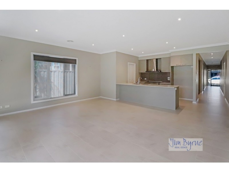 5 Mcewan Drive, Cranbourne East VIC 3977