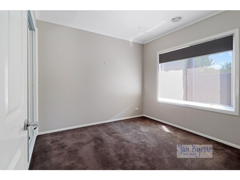 5 Mcewan Drive, Cranbourne East VIC 3977