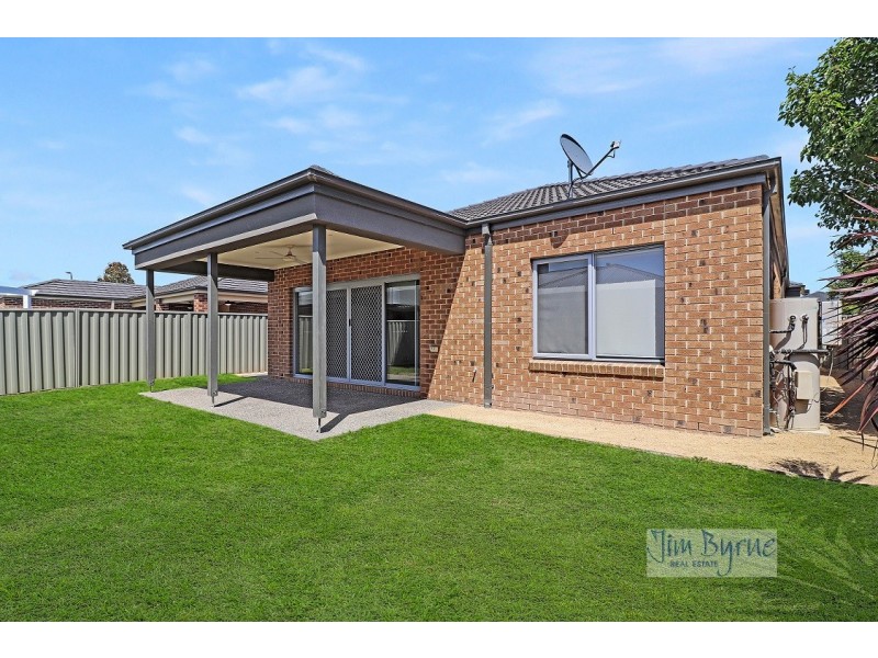 5 Mcewan Drive, Cranbourne East VIC 3977