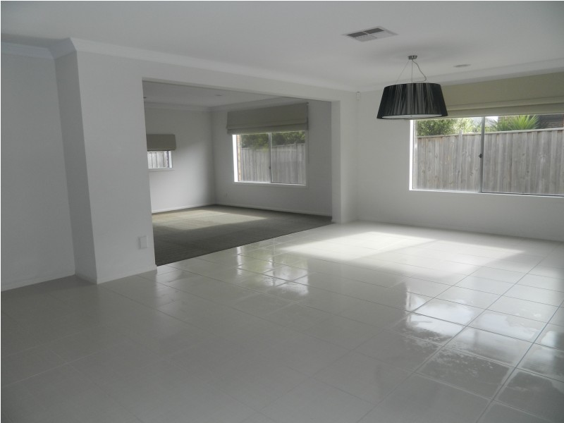 19 Flash Dan Drive, Cranbourne East VIC 3977