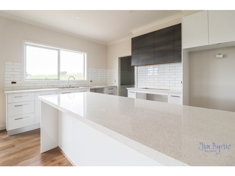 6 Silver Wattle Drive, Warragul VIC 3820
