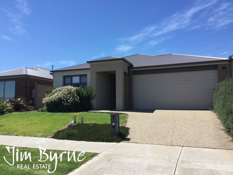 42 Wheelers Park Drive, Cranbourne North VIC 3977