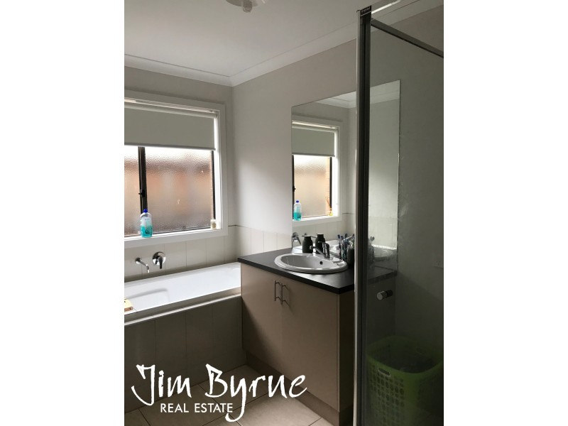 42 Wheelers Park Drive, Cranbourne North VIC 3977