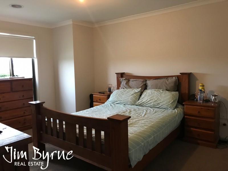 42 Wheelers Park Drive, Cranbourne North VIC 3977