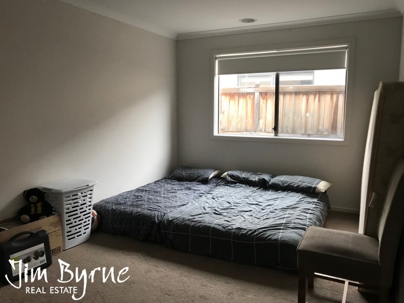 42 Wheelers Park Drive, Cranbourne North VIC 3977