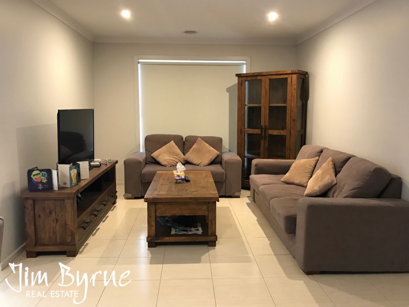 42 Wheelers Park Drive, Cranbourne North VIC 3977